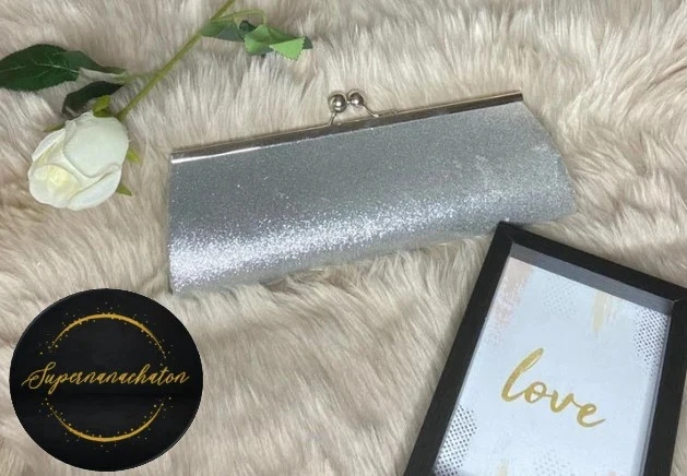 Sac / pochette clutch de soirée gris à paillettes argentées